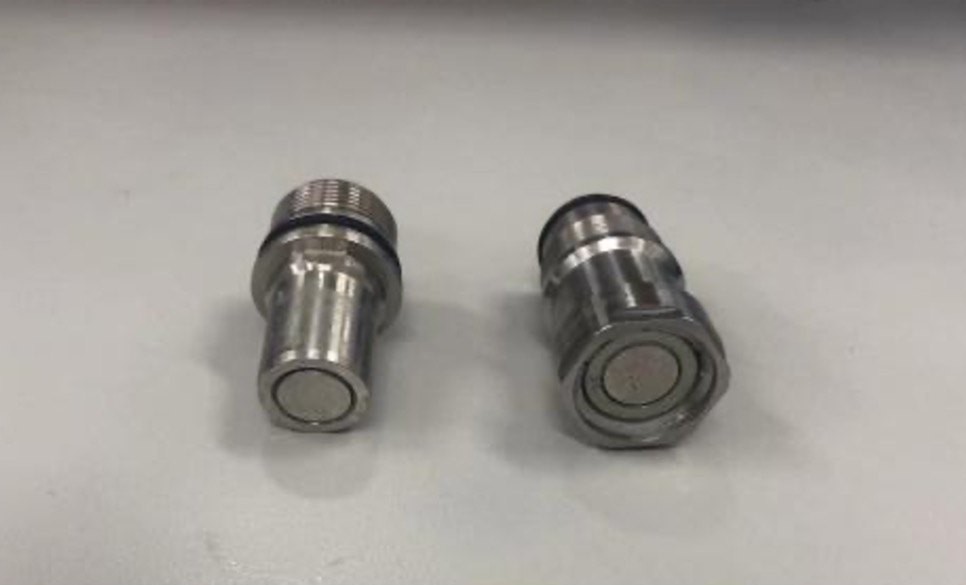 Mating faces of a self-sealing fluid connector pair