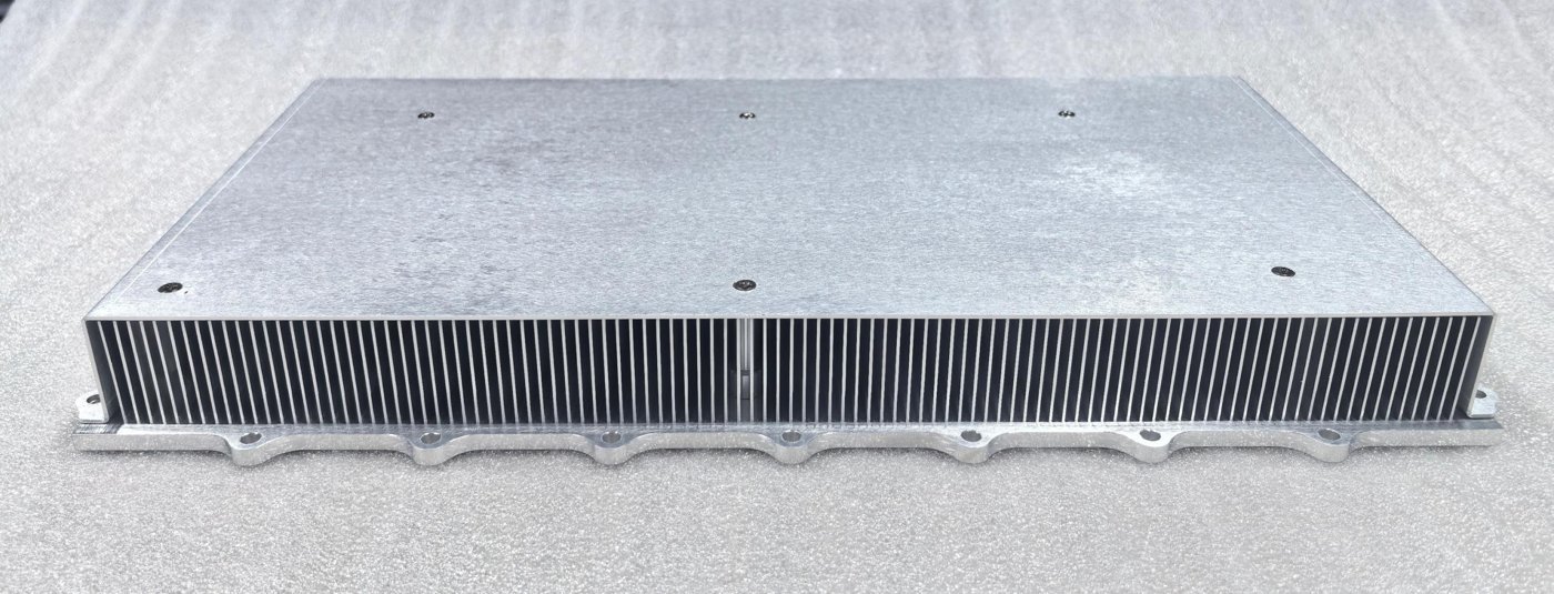 Large finned vapor-chamber heat sink